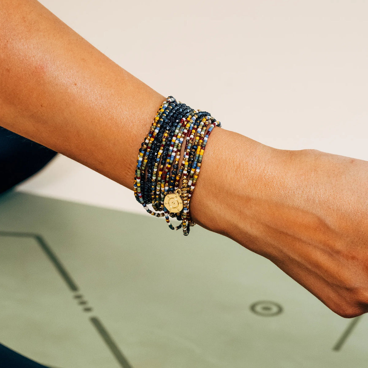 Bracelets colliers - SIGIL 6 NOIR ROCK MULTICOLORE - TETES BLONDES – photo portée